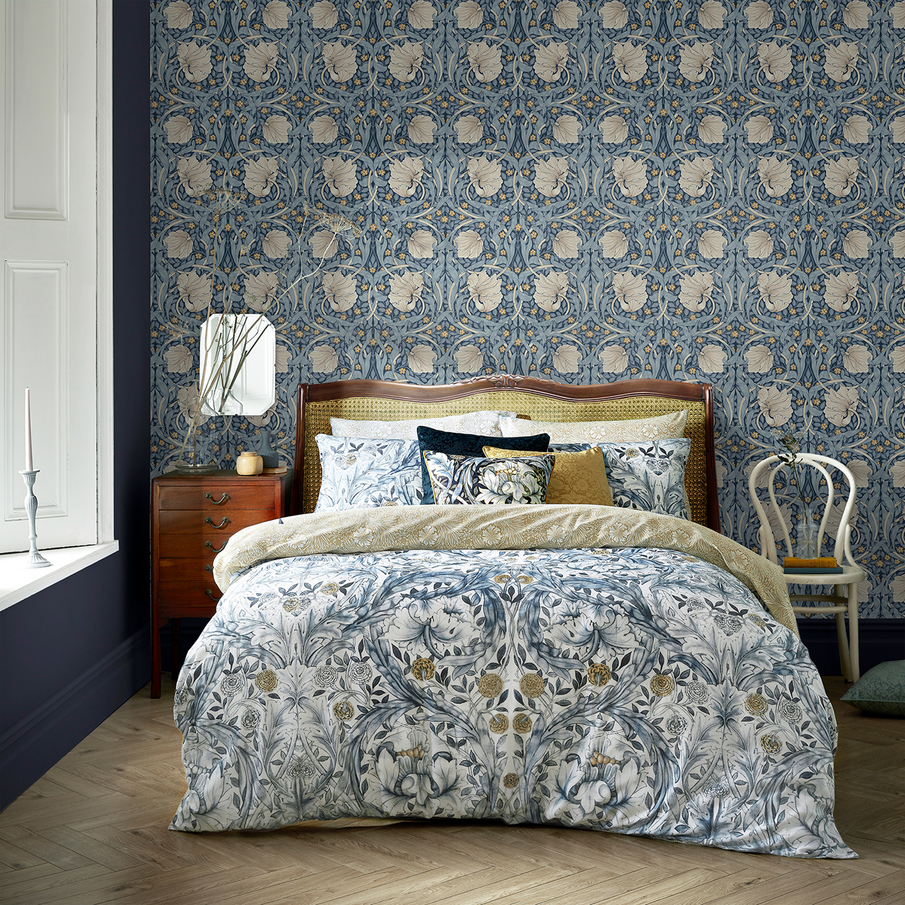 Papier peint William Morris bleu motif fleurs art déco dans un décor de chambre