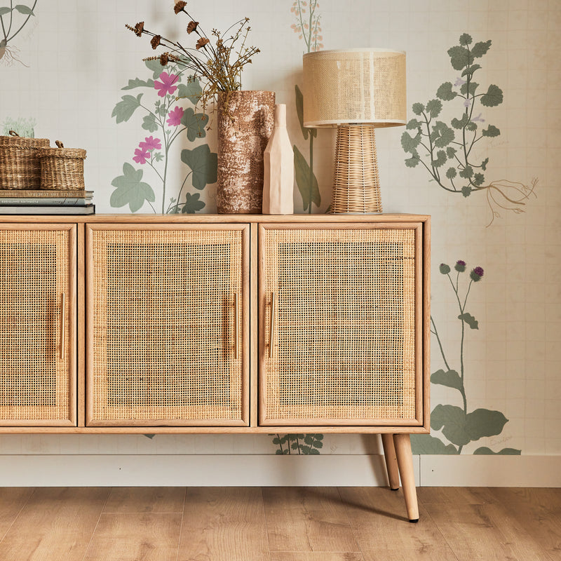 Buffet bas en bois et rotin dans une déco maison de campagne