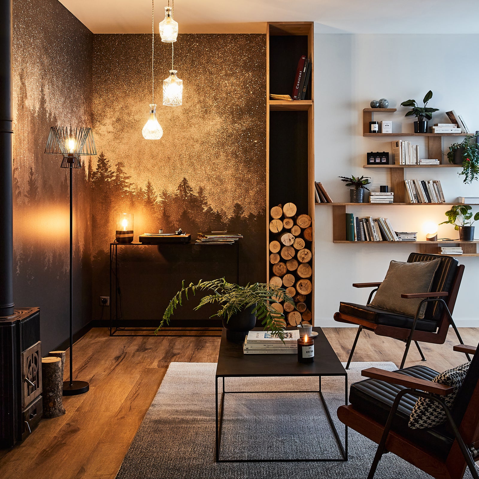 Papier peint montagne nocturne dans salon style casual avec meubles en bois, cuir et métal