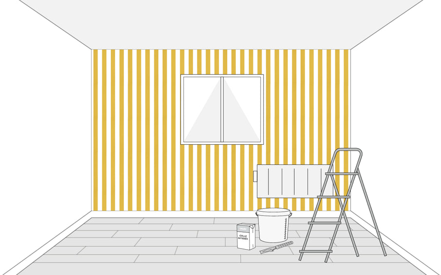Pièce vide avec un mur tapissé de papier peint rayé jaune et matériel de pose