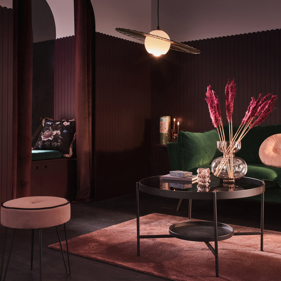 Déco salon tons bordeaux et rose poudré, canapé en velours vert, style boudoir