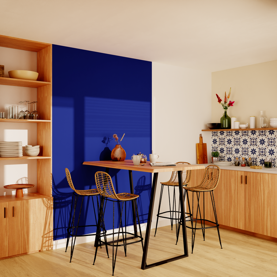 Mur en bleu majorelle dans coin repas d'une cuisine claire