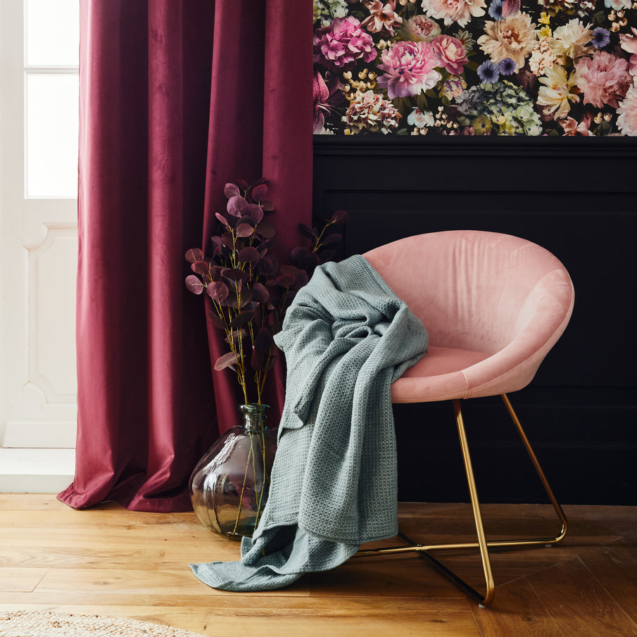 Fauteuil en velours rose pale dans une chambre style boudoir, papier peint motif fleuri