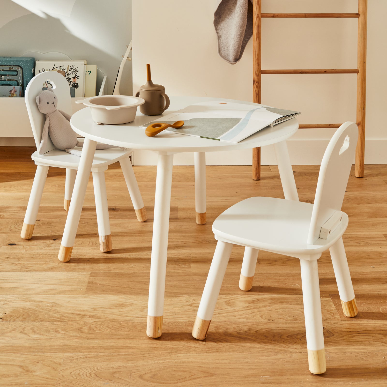Table et 2 chaises en bois peints en blanc pour enfants dans chambre enfant