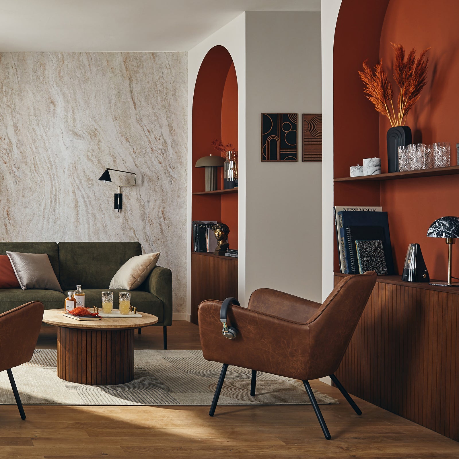 Déco salon chic teintes cognac, cuir et beige travertin