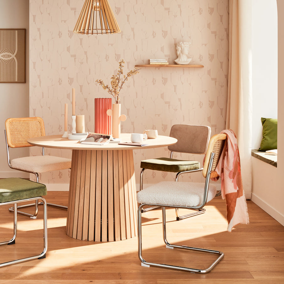 Table de salle à manger et chaises style Nouvel antique aux tons nudes