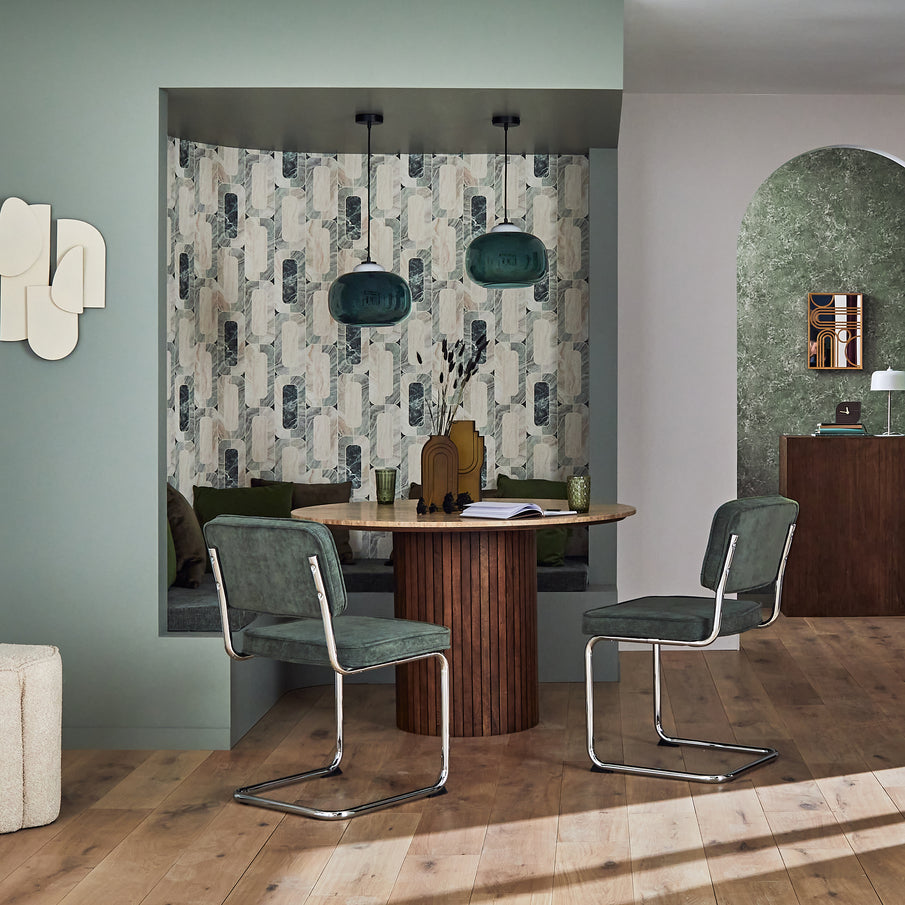 Coin repas avec banquette d'angle intégrée dans le mur, peinture vert de gris, table en bois et marbre, chaise en velours côtelés