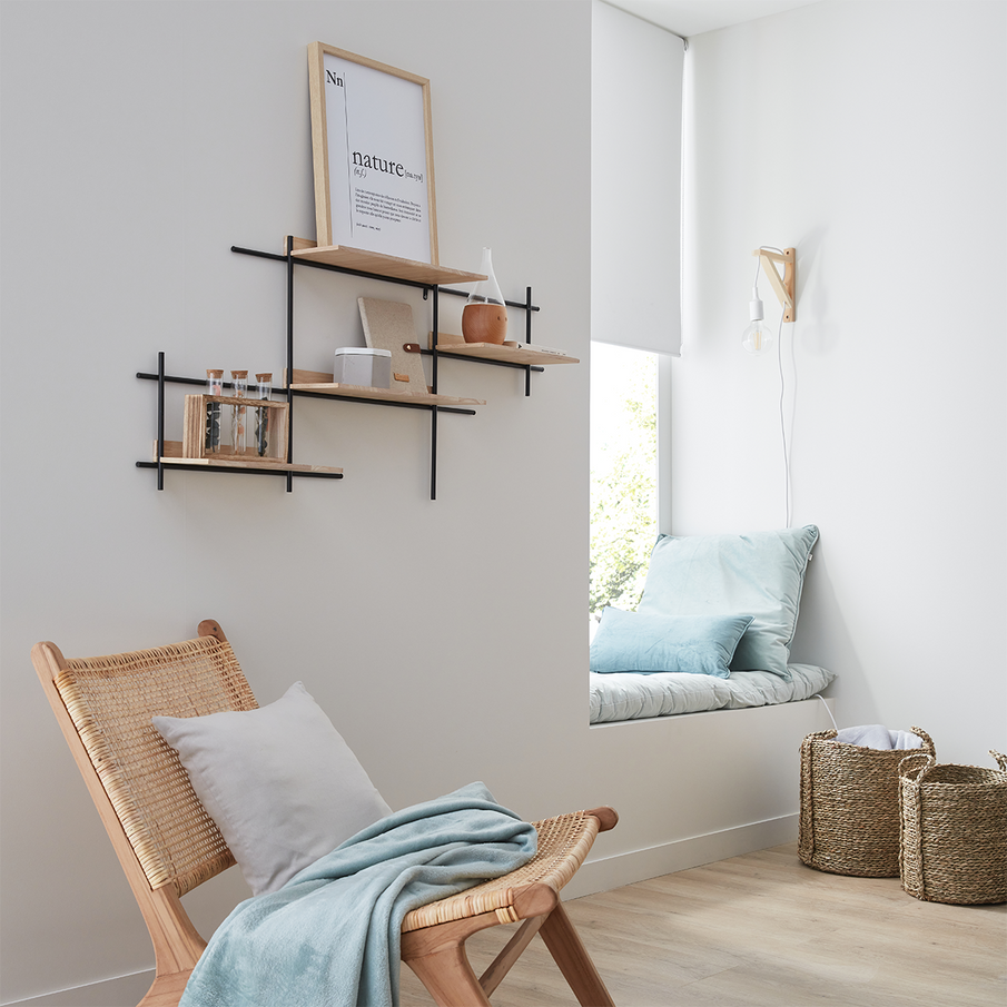 Coin salon blanc avec banquette et déco en bois et textiles bleus clairs