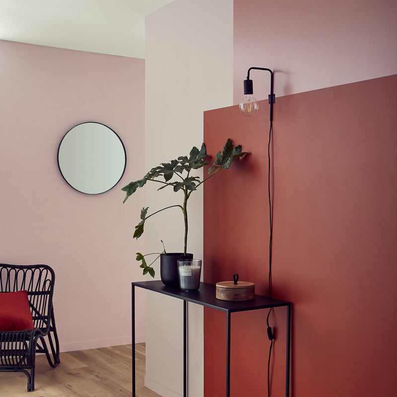 Murs peints en trois teintes de rose, avec une déco design et métallique noire