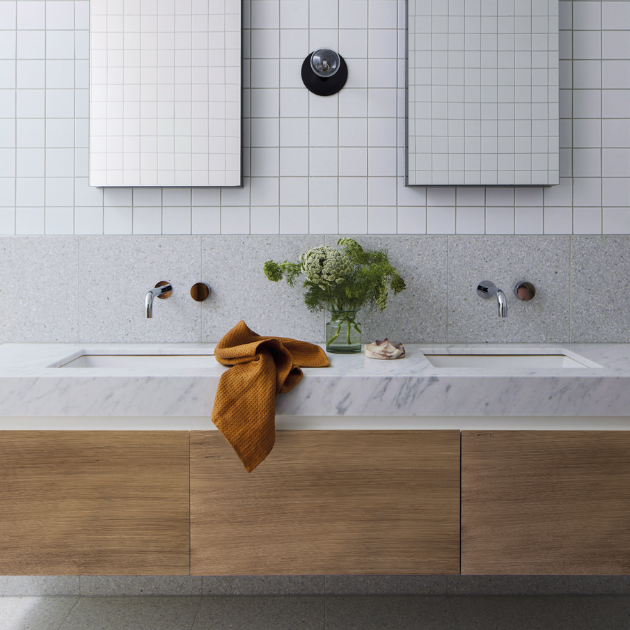 Meuble peint avec peinture imitation bois dans une salle de bain blanche