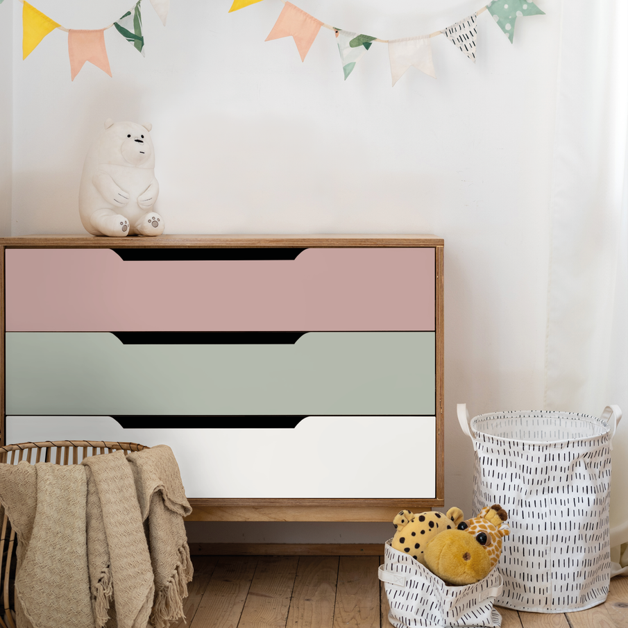 Commode en bois avec tiroirs repeints en 3 couleurs différentes dans chambre enfant