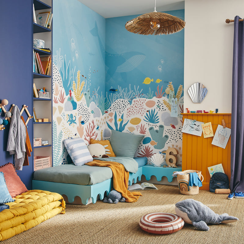Chambre d'enfant style océan avec papier peint panoramique avec baleine et coraux