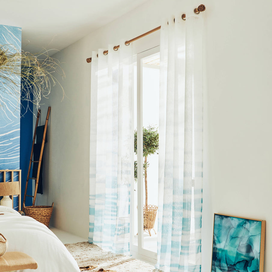 Voilage bleu clair dans chambre style aquatique