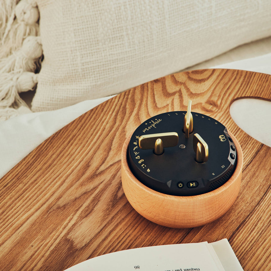 Box de méditation Morphée posée sur un plateau en bois