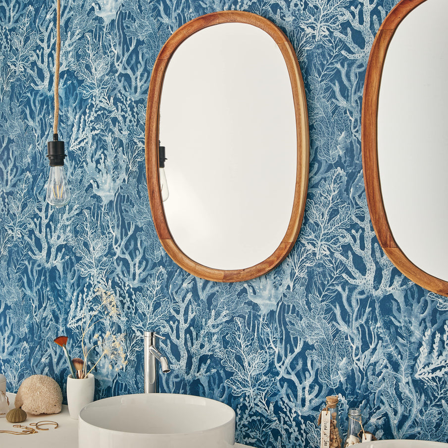 Décoration salle de bain style bord de mer, papier peint bleu motif marin