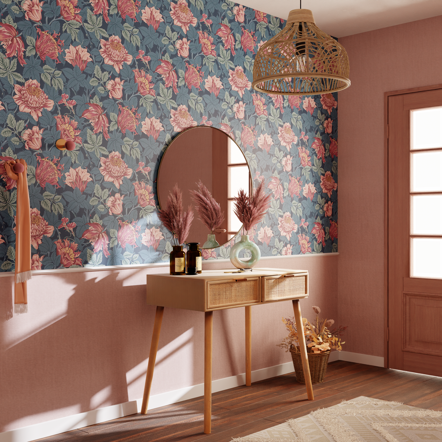 Soubassement avec papier peint uni rose et motif fleuri bleu et rose dans l'entrée