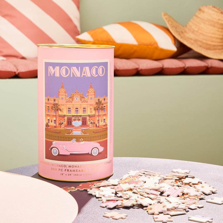Puzzle sur le thème de Monaco, avec sa boîte rose pastel en forme de cylindre