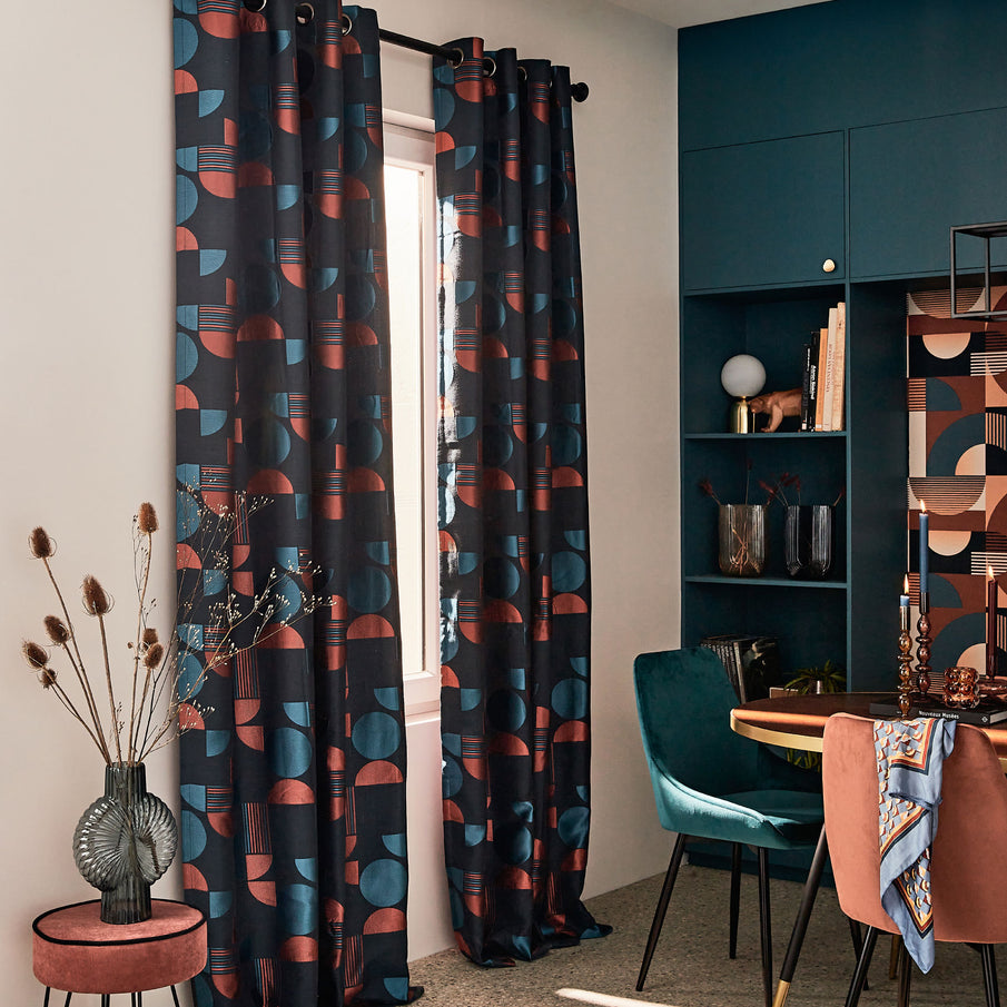 Rideau géométrique en bleu et orange dans salle à manger bleu paon