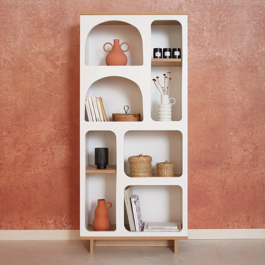 Bibliothèque imitation niches murales avec déco et papier peint motif argile dégradé