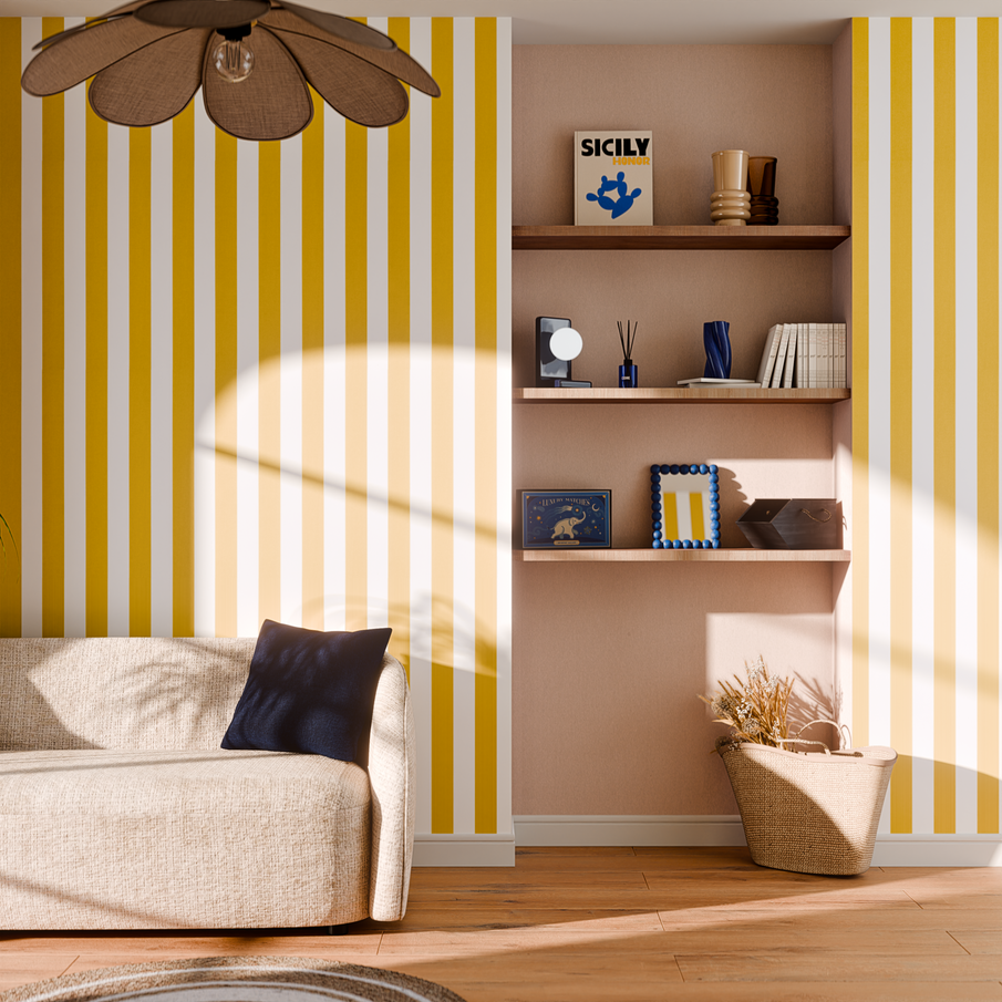 Papier peint rayé blanc et jaune moutarde dans un salon aux tons nudes et bleu roi