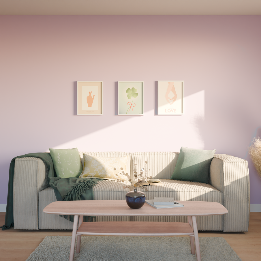 Salon style scandinave avec mur rose pâle, des affiches pastel, canapé clair en velours côtelé