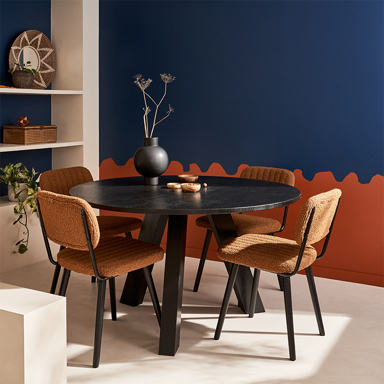Table de salle à manger noire ronde, chaises en tissu bouclette brun