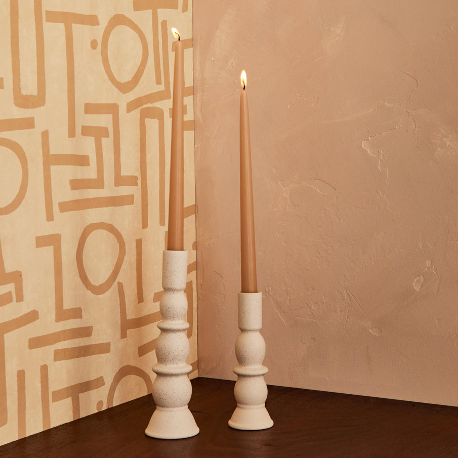 Bougies nude avec bougeoirs en céramique crème dans ambiance marron