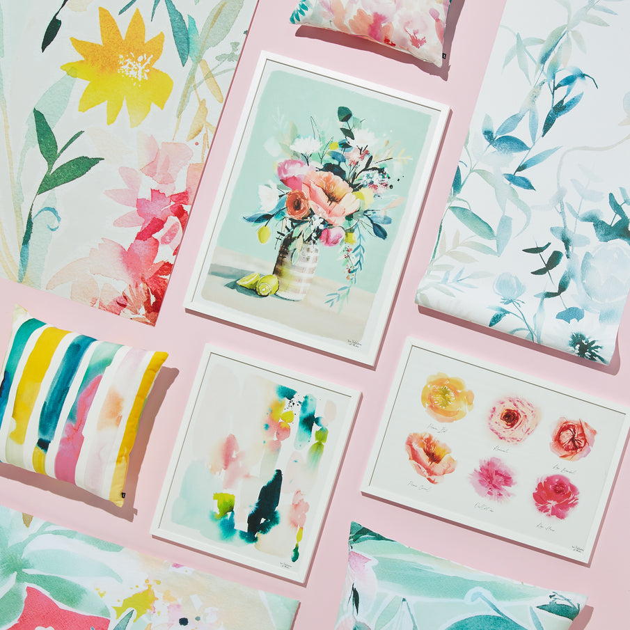 Sur un fond rose on trouve des papiers peints, des tableaux et coussins avec des motifs plutôt floraux dans le style aquarelle