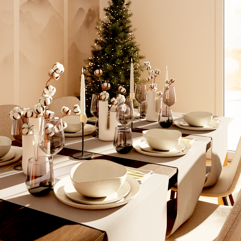 Table de fête chic avec vaisselle blanche, bougeoirs et fleurs de coton en vase