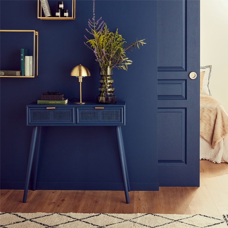 Mur de l'entrée et meuble peints en bleu foncé