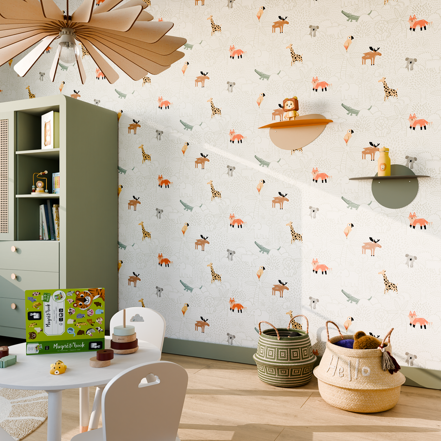 Papier peint blanc avec des animaux colorés dans chambre d'enfant aux tons clairs