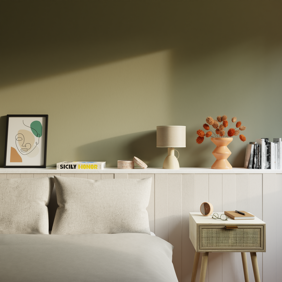 Mur vert sauge, tête de lit et linge en blanc dans chambre à coucher