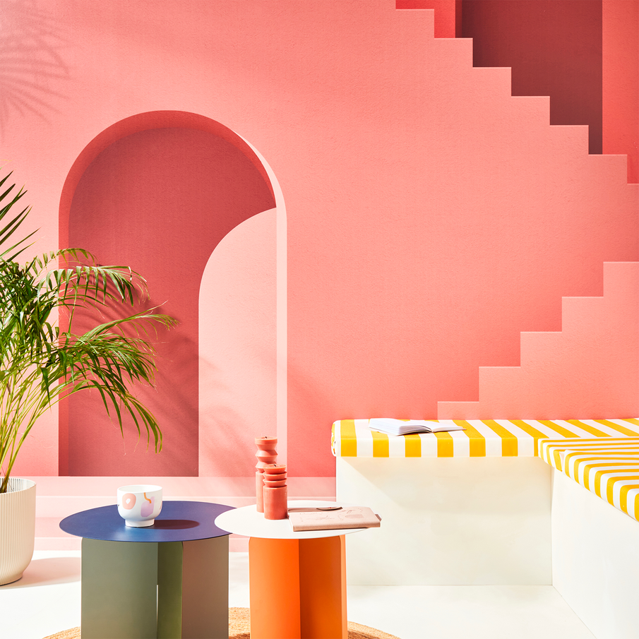 Papier peint rose avec arche et escalier dans ambiance terrasse