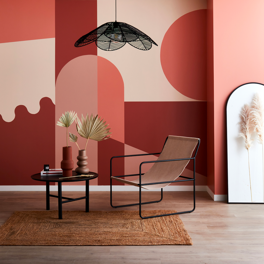 Fresque murale avec des arches, camaïeu orange rouge, dans un salon style nomade