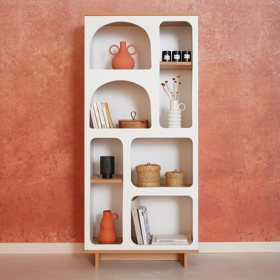 Bibliothèque imitation niches murales avec déco et papier peint motif argile dégradé