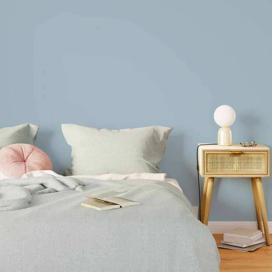 Chambre à coucher avec mur et linge de lit couleur bleu-gris