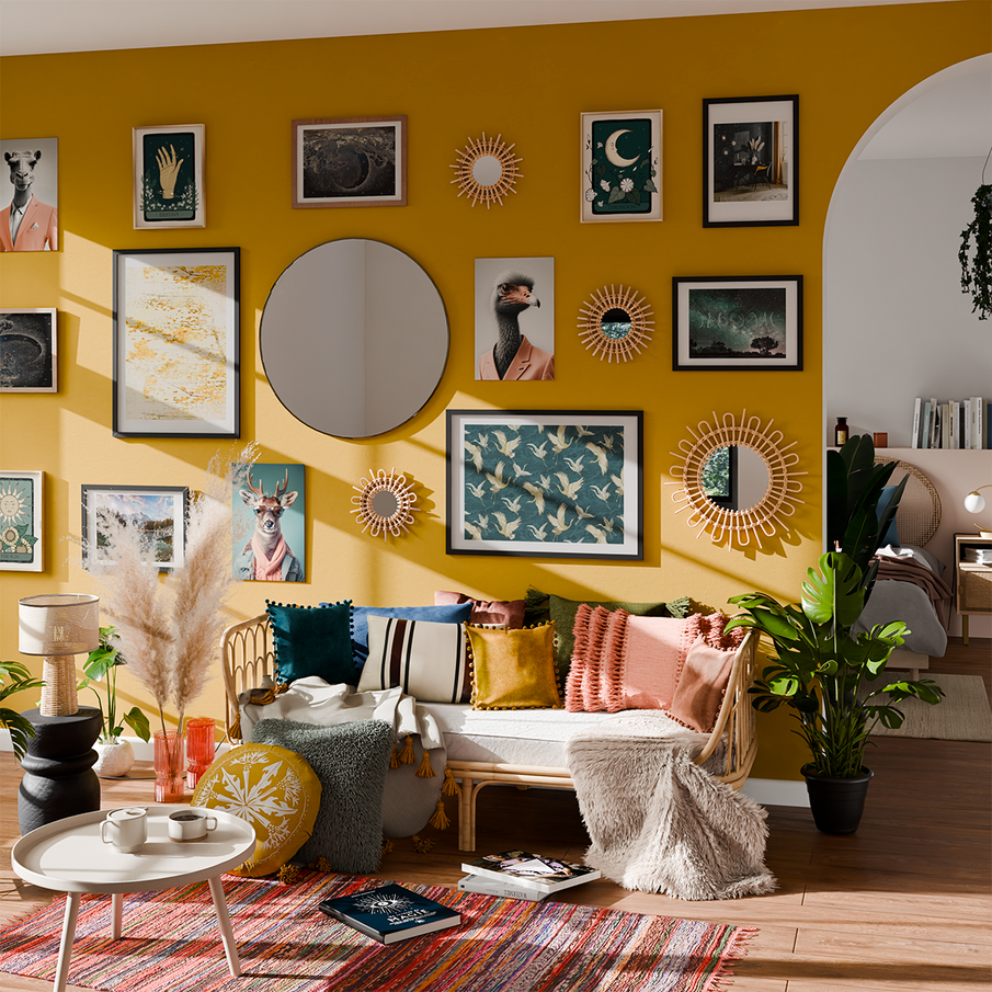 Mur de cadres sur un mur peint en jaune dans un salon au style bohème