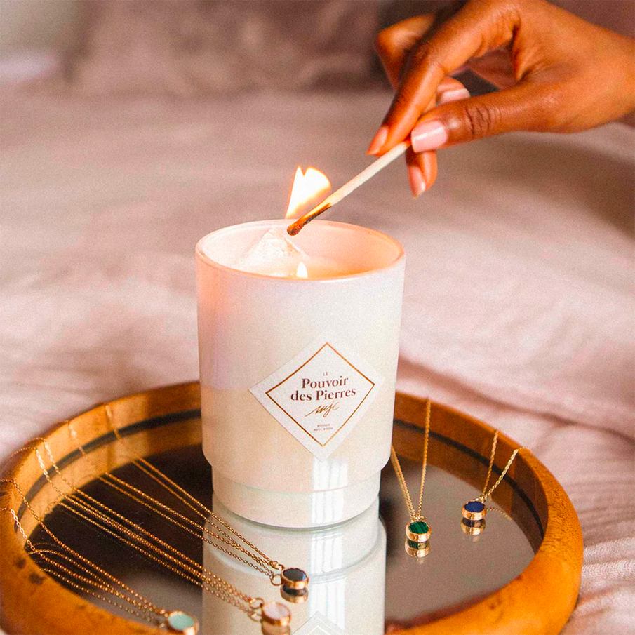 Bougie allumée Le Pouvoir des Pierres de la marque My Jolie Candle avec les pendentifs pierres précieuses