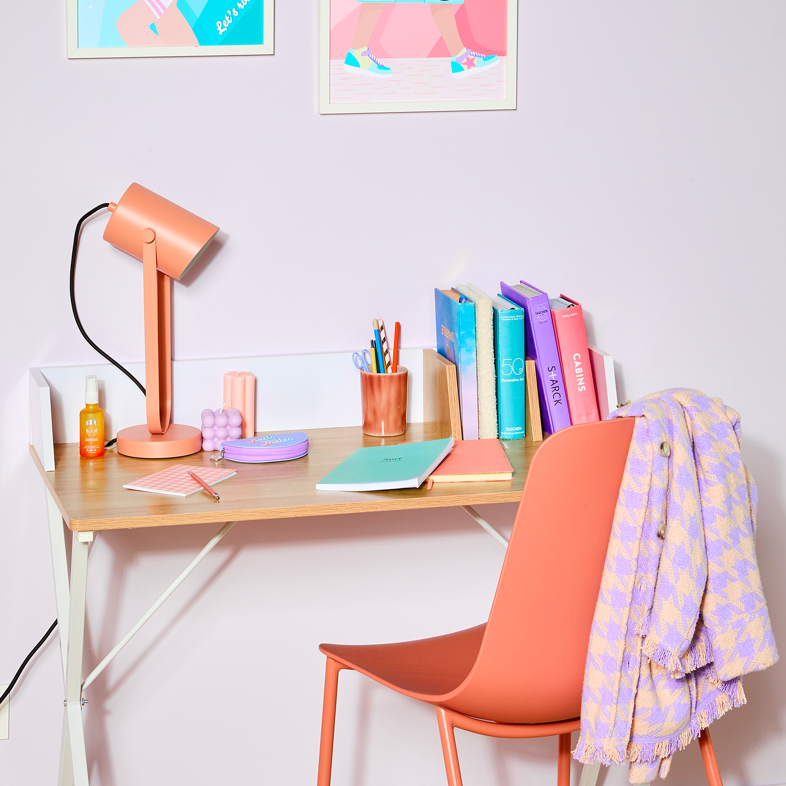 Bureau dans une chambre aux murs roses et aux couleurs pastel