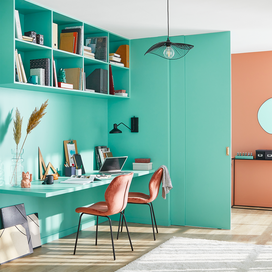 Coin bureau en total-look vert menthe avec des touches de couleur corail