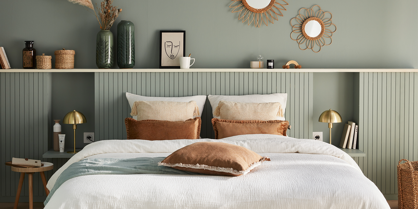 Chambre avec les murs en vert-de-gris, drap en gaze de coton et déco en fibres naturelles