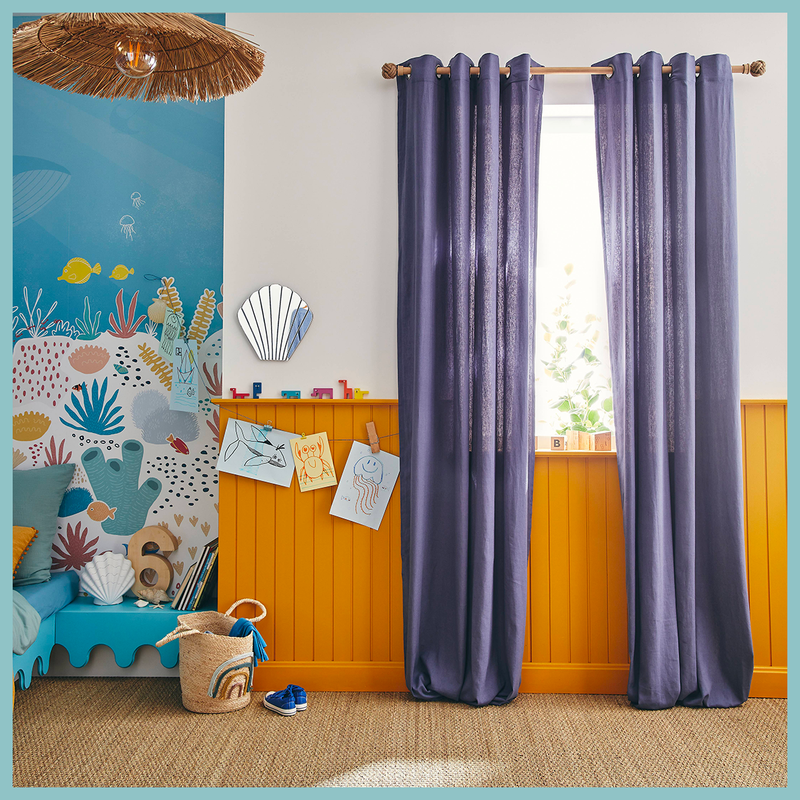 Rideaux bleu marine aux fenêtres dans une chambre d'enfant thème océan