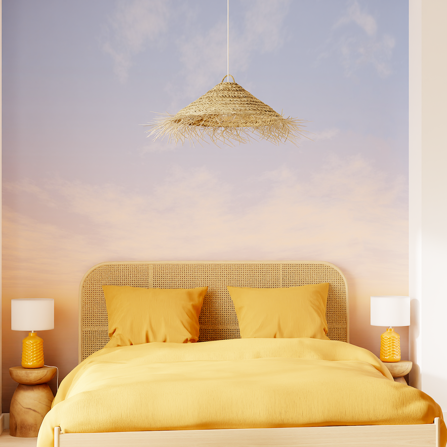 Déco chambre jaune : papier peint pastel motif ciel et linge de lit et lampe jaunes