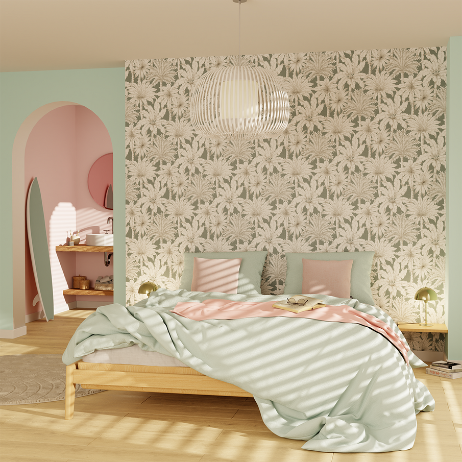 Papier peint motif palmier vert de gris et blanc dans un décor de chambre aux couleurs pastel