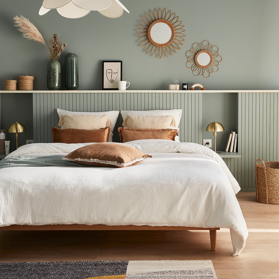 Chambre vert sauge avec une déco dans les tons blanc, beige et brun
