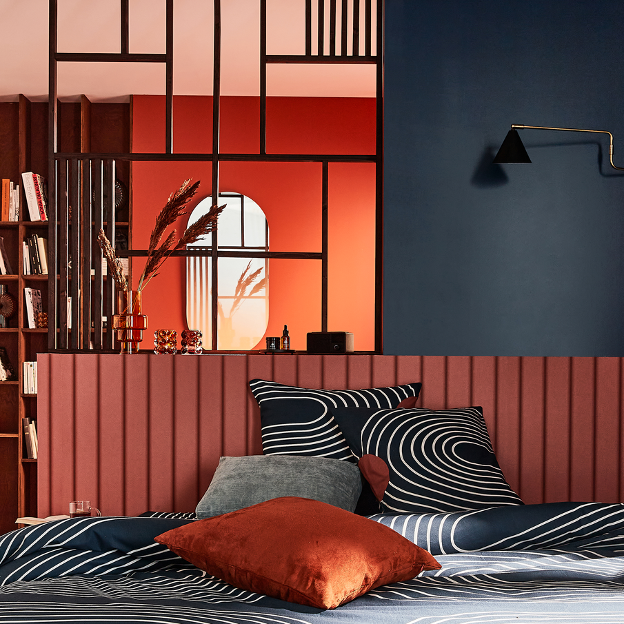 Chambre à coucher style vintage aux couleurs rouille et bleu nuit