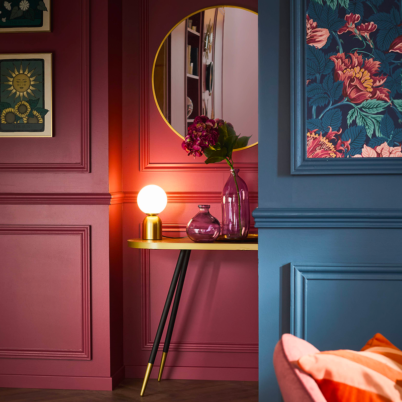 Déco de l'entrée dans les tons bleu foncé, bordeaux et or, romantique et fleuri