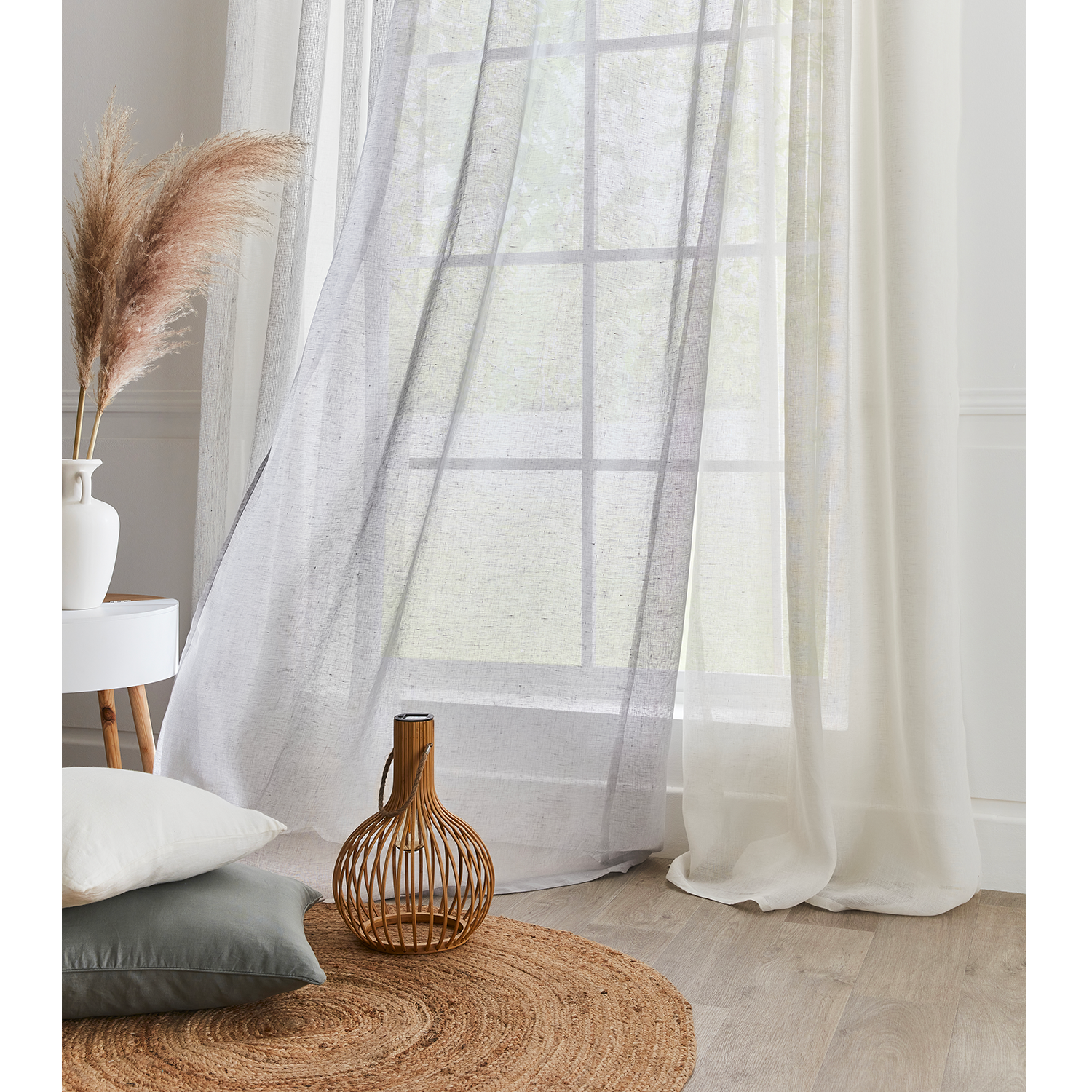 Voilages blancs avec tapis et déco naturelle