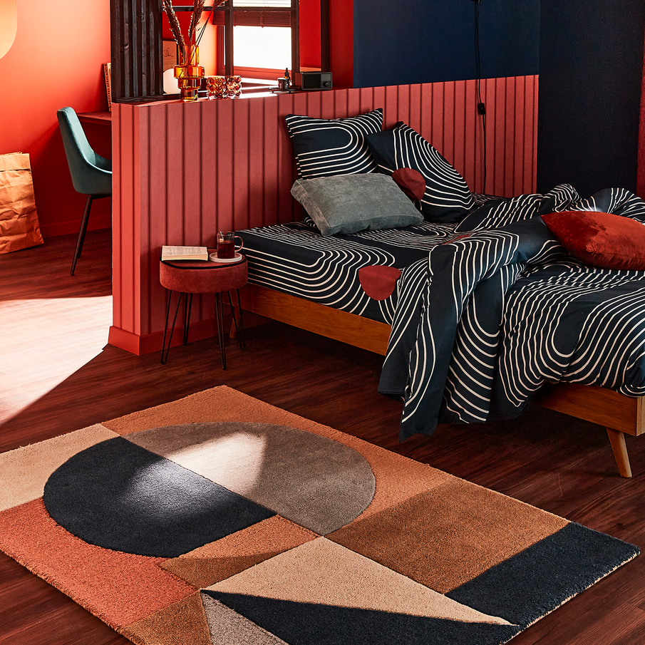 Déco chambre inspiration années 1960 tons bleu foncé et orange