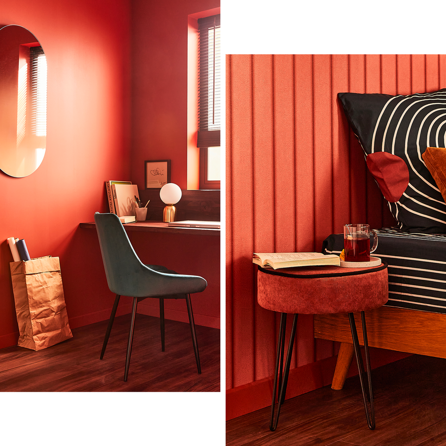 Chaise et tabouret en velours dans une chambre à la déco années 1960